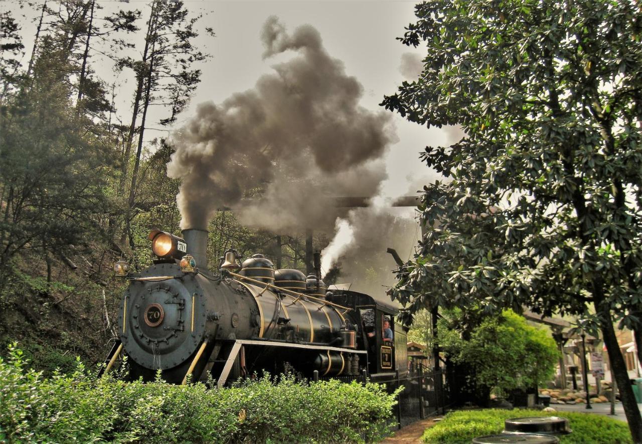 Magical Moments, Hot Tub, Wifi, 1089 Free Tickets Each Paid Day, Dollywood And More جاتلينبرج المظهر الخارجي الصورة